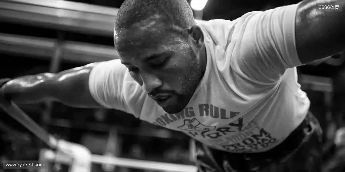 🎮潮流周边，让热爱从赛场延伸到生活！🌟